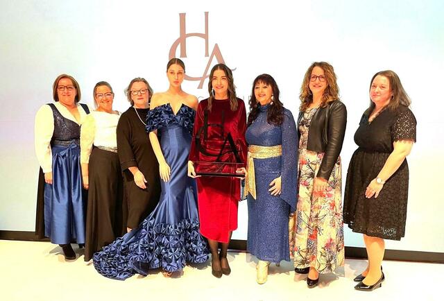 Anita Haubenhofer, Karin Ordelt, Fachjury-Mitglied Gabriele Pastler, Model, Gewinnerin Elke Acs, Landesinnungsmeisterin Martina Mohapp, Petra Schumich und Dagmar Regner | Foto: Mohapp