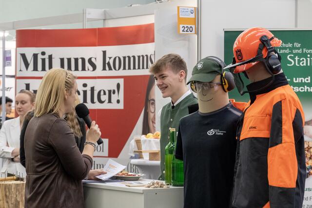 Viele Ausstellerinnen und Aussteller standen Moderatorin Corinna Gutjahr Rede und Antwort. | Foto: RMSZR