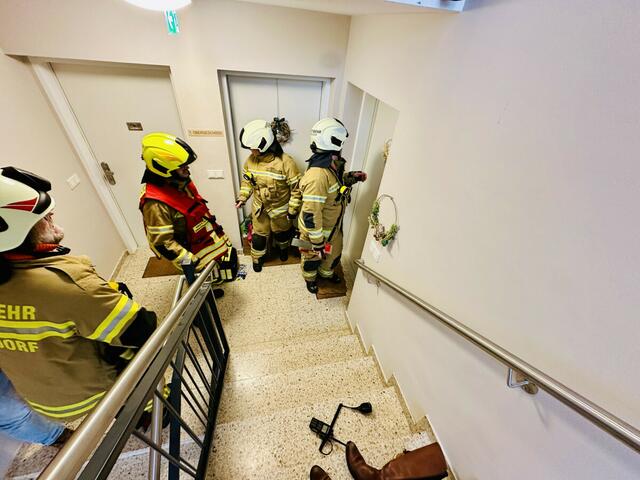 Die Wohnungstür war verschlossen, somit wurde der Weg über die Balkontür forciert, welche beschädigungsfrei geöffnet werden konnte. | Foto: Freiwillige Feuerwehr Oberndorf