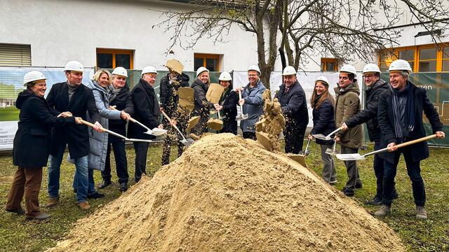Lorenz (Bauamt), F. Grassl (Örtl. Bauaufsicht), A. Barta (Kindergarteninspektorin Korneuburg), A.
Strobl (Bezirkshauptmann), E. Kinger (Taschner ZT), M. Terler (Granit Bau), J. Schreiber (KIGA II), S. Hanreich (KIGA mini), H. Haider (Gemeindeamtsdirektor), A. Arbesser (Bürgermeister), D. Ivan, C. Gepp (Landtagsabgeordneter), A. Minnich (Nationalratsabgeordneter), J. Kislinger (AH3 ZT) | Foto: Lisa Wurzinger / RegionalMedien Niederösterreich