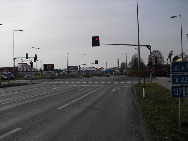 Die Anlage in der Oberfeldstraße, Kreuzung mit der B137 Innviertler Straße und L531 Schartener Straße, ist in die Jahre gekommen. Jetzt soll sie runderneuert werden.  | Foto: Land OÖ
