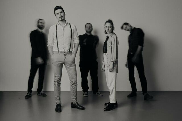 Mit Gesang, Gitarre, Harmonika, Kontrabass und Schlagzeug sind Seitinger&Maierhofer zu Gast bei Kultur am Mittwoch. | Foto: privat