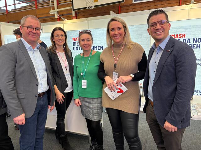 Bei der Bildungsmesse (v. l.): Bernd Osprian, Kerstin Hausegger-Nestelberger, Sonja Hutter-Binder, Kerstin Weber und Lukas Kalcher | Foto: Almer