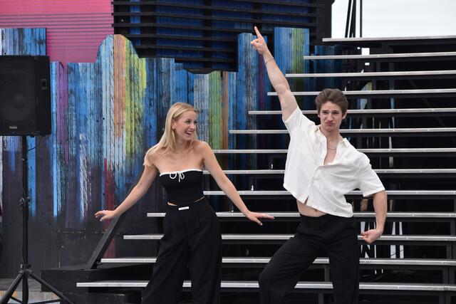 (v.l.) Anna Rosa Döller und Timotheus Hollweg sind für die Tanzszenen scho bereit.  | Foto: Stefan Schneider