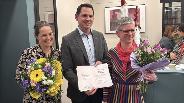 Glückwunsch-Karte und Blumen für  Dr. Alexandra Leder und Dr. Verena Schaubschläger | Foto: Lauren Seywald / MeinBezirk