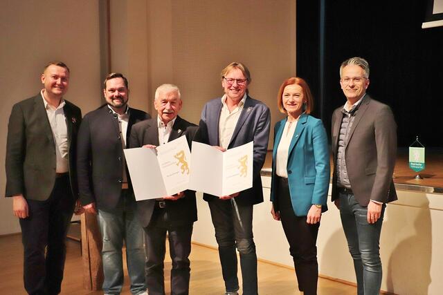 Die höchste Auszeichnung des Abends ging an Werner Skringer und Hans Berghold. Mario Krisper, Georg Thünauer, Simone Schmiedtbauer und Kurt Hohensinner gratulierten | Foto: Edith Ertl
