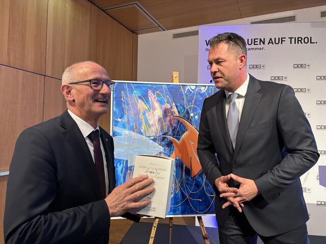 Moderator und P&amp;R Verwaltungs GmbH Prokurist Philipp Resl überreichte Anton Mattle eine Prügeltorte, als, wie er scherzhaft meinte, Symbol einer geprügelten Branche. | Foto: René Rebeiz