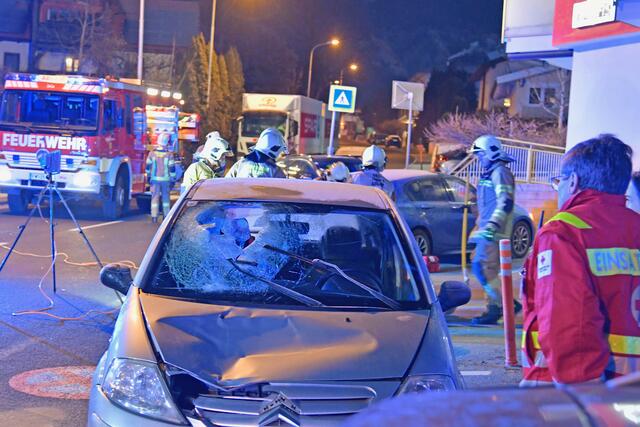 Die verletzte Fußgängerin wurde sofort mit der Rettung in die Klinik Innsbruck eingeliefert. Auch das beteiligte Unfallfahrzeug wurde stark beschädigt.  | Foto: Zoom.tirol