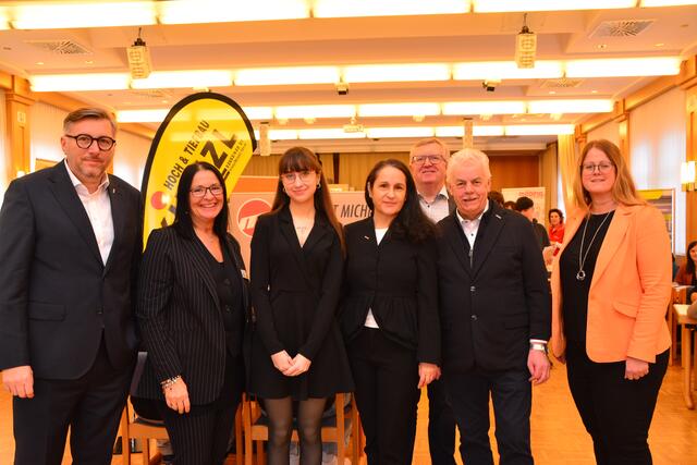 Jutta Mohl, Lehrling Leonie Hallwachs, Stefan Kneisz, Harald Schermann, Sabine Eder, Fredi Fellinger und Karin Steiner.  | Foto: Rosenberger