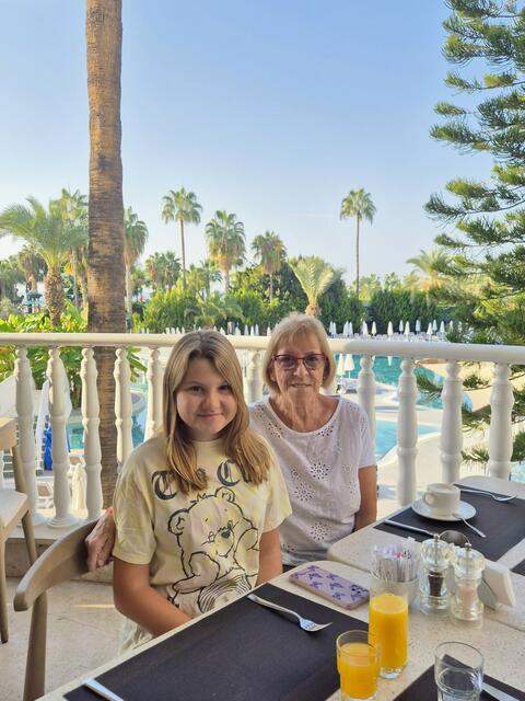 Auch im Urlaub: Oma Brigitta und Lilli sind ein eingespieltes Team.
 | Foto: privat