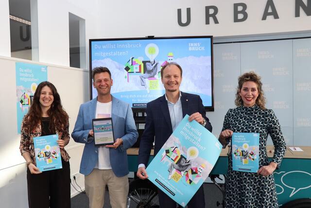 Bgm. Johannes Anzengruber (2.v.r.), Lukas Weiss und Sarah Rasi (Referat BürgerInnenbeteiligung und partizipative Stadtgestaltung) und Andrea Kreisl (1.v.r.) freuen sich über die neue digitale Plattform.  | Foto: IKM/K.Rudig
