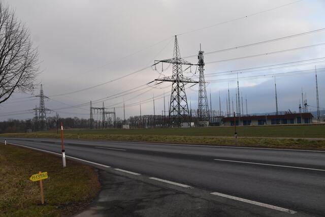 Aufgrund von Demontierungsarbeiten ist die Steinamangerer Straße B63 am Donnerstag gesperrt. | Foto: Michael Strini