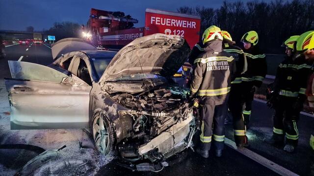Ein PKW prallte auf der S5 gegen die Mittelbetonwand, drehte sich und fing Feuer.