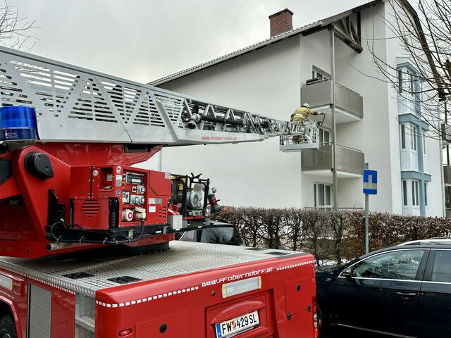 Die Wohnungstür war verschlossen, somit wurde der Weg über die Balkontür forciert, welche beschädigungsfrei geöffnet werden konnte. | Foto: Freiwillige Feuerwehr Oberndorf