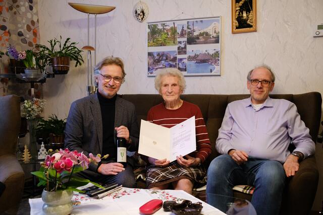 Zu ihrem 95 Geburtstag wurde Gertrude Götzinger vom Bezrikschef Martin Fabisch (Grüne) überrascht. | Foto: BV 8 / Shervin