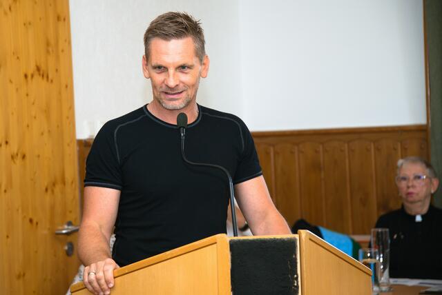 Bürgermeister von Schwarzenberg, Michael Leitner, hielt eine Rede bei der Eröffnung des Friedensweges im Böhmerwald. | Foto: Alfred Hofer