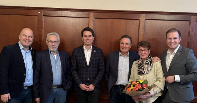 Gotthard Bürger (2. von links) gab seinen PVÖ-Bezirksvorsitz an Martha Planer weiter. Mario Trinkl, David Venus, PVÖ-Landespräsident Helmut Bieler und Fabio Halb gratulierten (v.l.). | Foto: SPÖ Bezirksorganistaton Jennersdorf