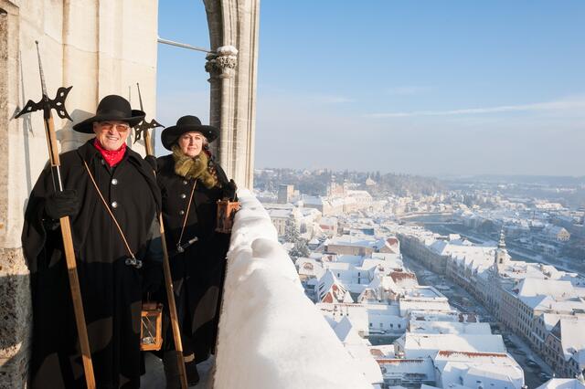 Steyrer Nachtwächter am Stadtpfarrkirchturm. | Foto: TVB Steyr + Nationalpark Region
