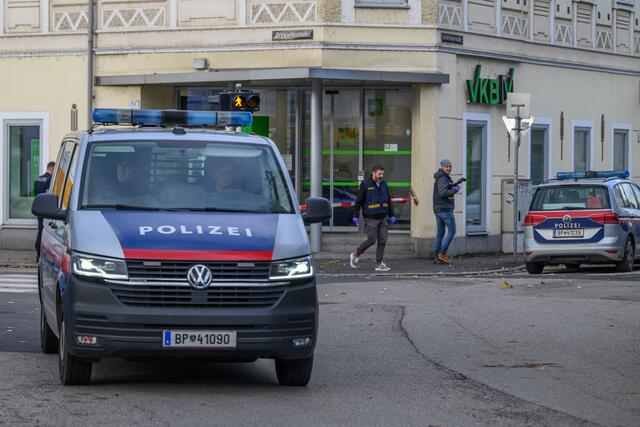 5.000 Euro Beute: Die VKB in der Zeppelinstraße wurde am 20. November 2024 überfallen. | Foto: TEAM FOTOKERSCHI / WERNER KERSCHBAUMMAYR