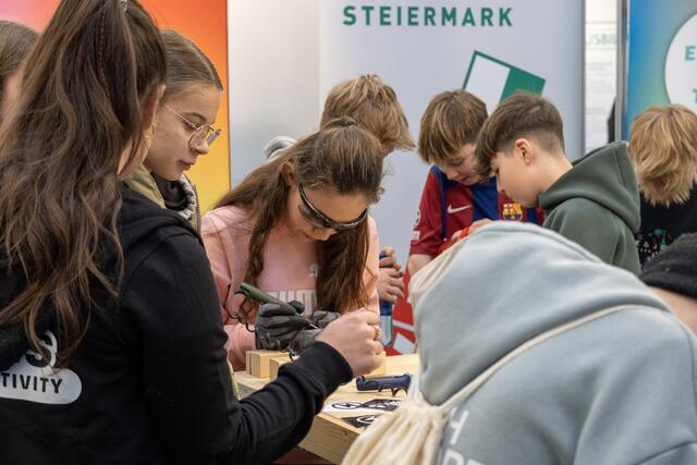 An vielen Ständen gab es die Möglichkeit, praxisorientiert zu arbeiten. | Foto: RMSZR