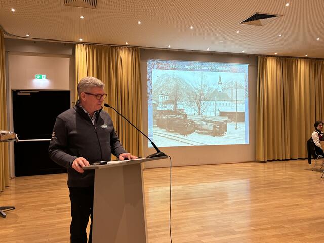 2025 feiert der Skiclub Amras 70 Jahre. Obmann Christian Ullmann präsentierte die traditionsreiche Geschichte.  | Foto: Alicia Martin Gomez