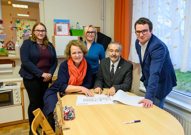 Melanie Mihle, Landesrätin Christiane Teschl-Hofmeister, Gemeinderätin Andrea Batelka, Bürgermeister Alois Zetsch und Geschäftsführender Gemeinderat Martin Fischer.

 | Foto: NLK Burchhart