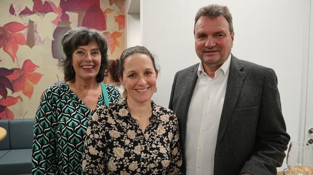 Die Ärztin Verena Schaubschläger mit ihren stolzen Eltern Iris und Karl Schlögl | Foto: Lauren Seywald / MeinBezirk