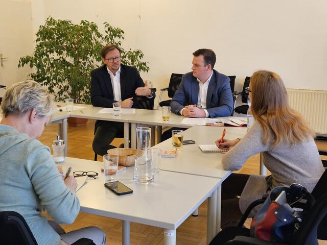 Im Gespräch mit den Pressevertretern im Bezirk Hollabrunn. | Foto: Alexandra Goll