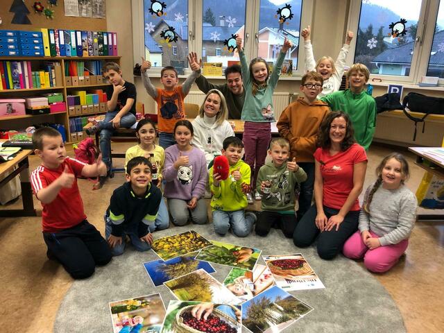 Der Kleinregion Pielachtal ist es ein Anliegen, die Besonderheiten und die Wichtigkeit der Regionspflanze für das Dirndltal auch den Kindern frühzeitig näher zu bringen.  | Foto: © Stix/Janker