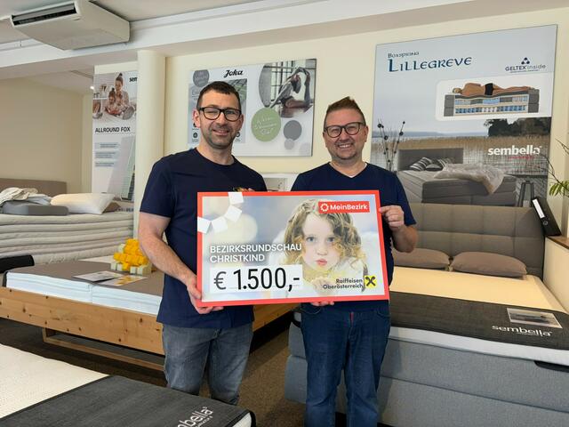 Daniel Almesberger (l.) und Martin Märzinger bei der symbolischen Spendenübergabe.  | Foto: MB
