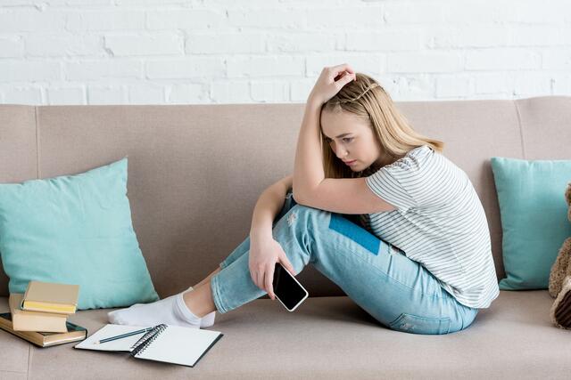 Eine aktuelle Studie zeigt, dass 75 Prozent der Schülerinnen und Schüler mit ihrem Leben zufrieden sind, jedoch hat bereits mehr als jede und jeder Vierte an einzelnen Tagen daran gedacht, dass sie lieber tot wären oder sich Leid zufügen möchten.  | Foto: PantherMedia/IgorVetushko