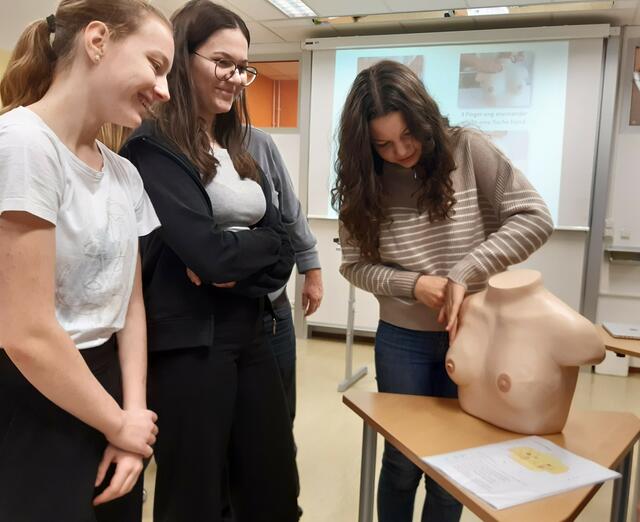 Schülerinnen der 2AHL beim Krebsvorsorge-Workshop.
 | Foto: HLW Perg