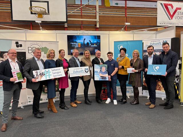 Von links nach rechts: Johannes Dichtinger, Franz Hansbauer, Nina Lampesberger, Elisabeth Kladiva, Bernd Osprian, Kerstin Weber, Peter Sükar, Marc Scheer, Klaudia Stroißnig, Corinna Gutjahr Stefan Resch und Jochen Bocksruker.  | Foto: Almer