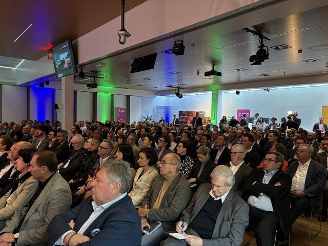 Gut besucht – Teilnehmer des 5. Immobilien-Stammtischs tauschen sich in den Räumlichkeiten der Wirtschaftskammer Tirol aus. | Foto: René Rebeiz