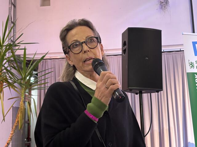 Hospizpatin Ingrid Gady ist in ihrer ehrenamtlichen Arbeit mit vielen Fragen konfrontiert und kennt den Alltag in Pflegeheimen und Spitälern: "Ärztinnen und Ärzte sowie das Pflegepersonal verdienen mehr Wertschätzung." | Foto: Waltraud Fischer