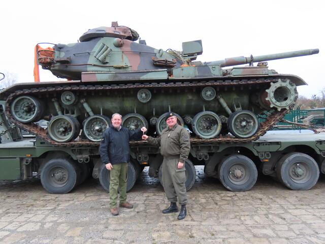 Amtsdirektor Brödl und Oberst Ziegler bei der Übergabe des Kampfpanzers M60 in Bruckneudorf. | Foto: ÖBH