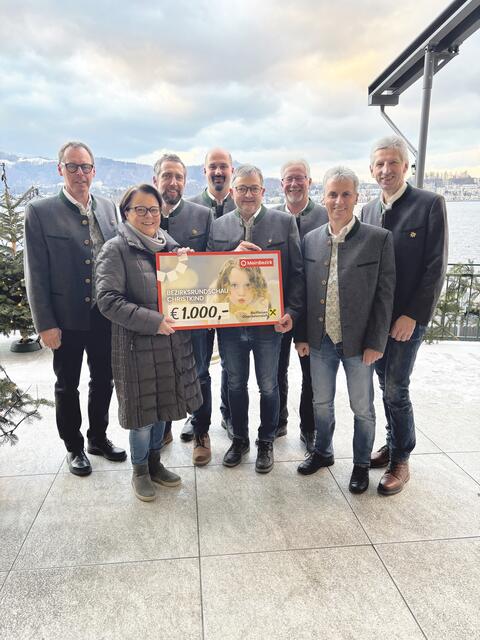 Das Doppelquartett Edelweiß greift dem BezirksRundSchau Christkind unter die Arme. | Foto: Doppelquartett Edelweiß