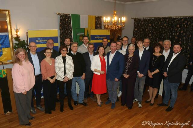 Die Kandidaten der Liste 1 hinter GR Josef Rothensteiner von der Volkspartei Pressbaum stellten sich am Neujahrsempfang vor. Ehrengast des Abends LAbg Doris Schmidl. Von links nach rechts: Sabine Puschnig-Berghofer, Klaus Jenschik, Kurt Heuböck, Angela Strombach, Susanne Stejskal, Lukas Schmidl, Jochen Pintar, Lukas Leputsch, Rudolf Musil, Doris Schmidl,  Josef Günther Spatzenegger, Josef Rothensteiner, Clemens Gruber, Andreas Perotti, Jutta Polzer, Simon Rothensteiner, Josef Schmidl-Haberleitner, Erika Berger, Martin Söldner, Raphael Feltl.