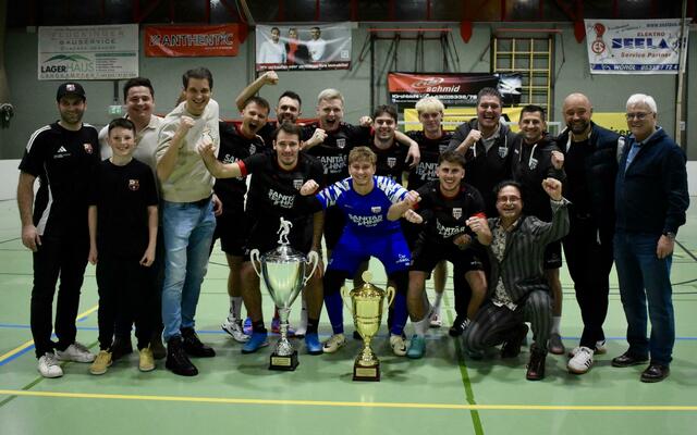 Der SV Wörgl jubelt über den Sieg beim 41. FC Bruckhäusl Hallenturnier der Kampfmannschaften. | Foto: FC Bruckhäusl