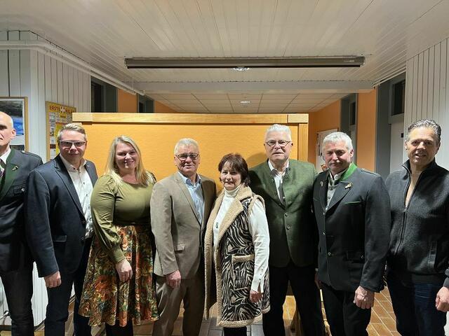 Teile des Gemeinderats und Vertreter der VP-nahen Organisationen mit Peter Fließer | Foto: Cescutti