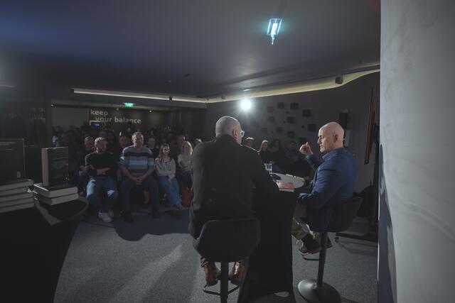 Volles Haus: Krimiautour Bernhard Aichner und Molekularbiologe Walther Parson trafen im AUDIOVERSUM Science Center aufeinander, um im gemeinsamen Expertentalk das Feld der Forensik unterhaltsam zu erörtern. | Foto: Audiversum/Berger