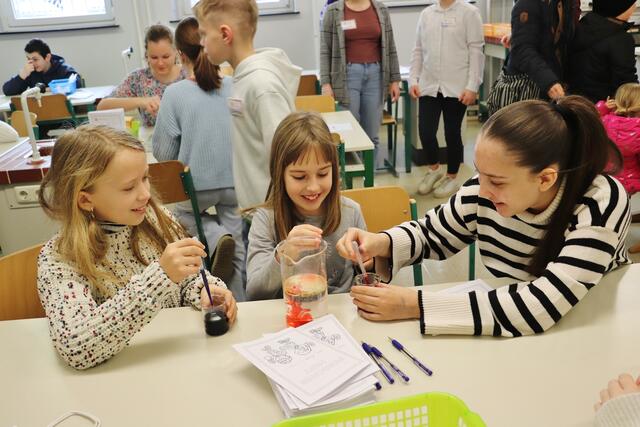 Im Physiksaal zeigten MS-Schüler spannende Experimente, hier entsteht ein Farben-Feuerwerk im Glas.  | Foto: Edith Ertl