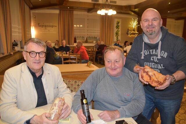 Beim Schnapsen gint es um die Wurst, Kernöl oder Stelzen: Alfred Kollar, Harald Winter, Markus Frühwirth | Foto: Michael Strini