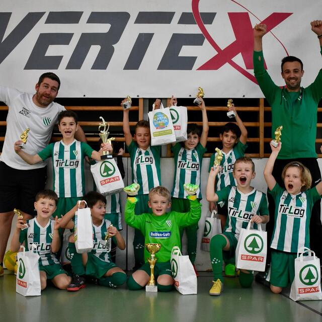 Die Kleinsten feiern wie die Großen: Die Minis vom SK Ebbs jubeln über den Turniersieg im U8 Bewerb. | Foto: FC Bruckhäusl