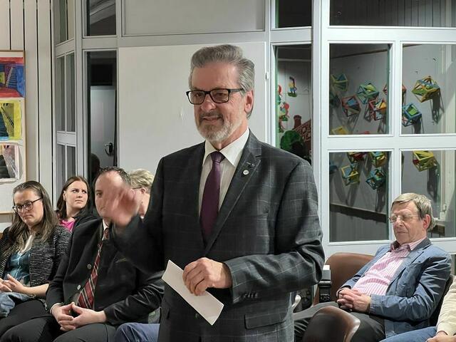 Engelbert Huber gratulierte seinem Nachfolger. | Foto: Cescutti