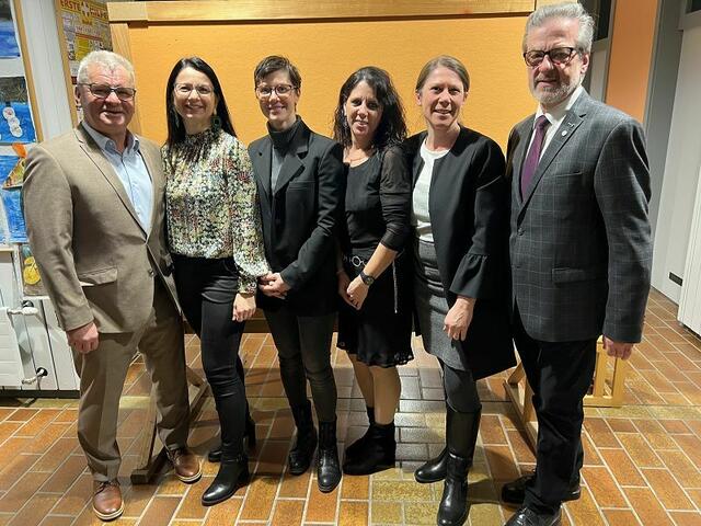 Peter Fließer und Engelbert Huber mit einigen Gemeindemitarbeiterinnen | Foto: Cescutti