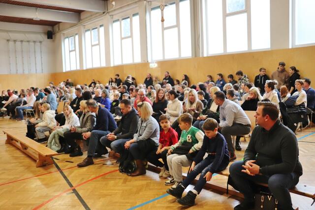 Im Turnsaal begrüßten Schulleiter Bernhard Christian  und die beiden Schulsprecher David und David die zahlreichen Besucher | Foto: Edith Ertl