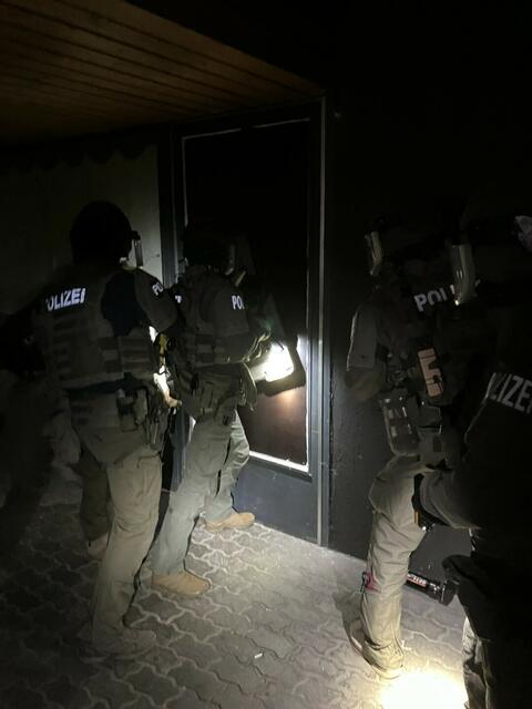 Einsatzkräfte der Cobra beim Öffnen der Tür zu einem der Lokale. | Foto: Bundesministerium für Finanzen, Pressestelle