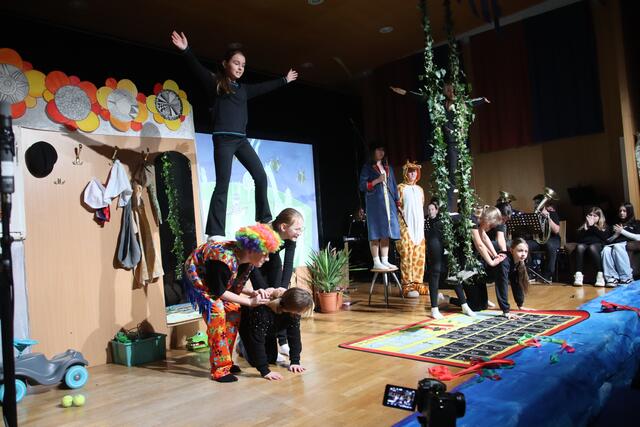 Die Kinder zeigten auf der Bühne auch artistische Zirkuskunststücke. | Foto: Mein Bezirk