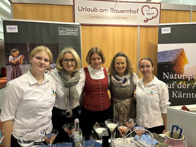 V.l.n.r: Viktoria, Elsa, Monika, Gertrud und Anja sorgten für Erfrischung. | Foto: MeinBezirk.at